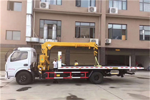 皮山附近汽车轮胎更换